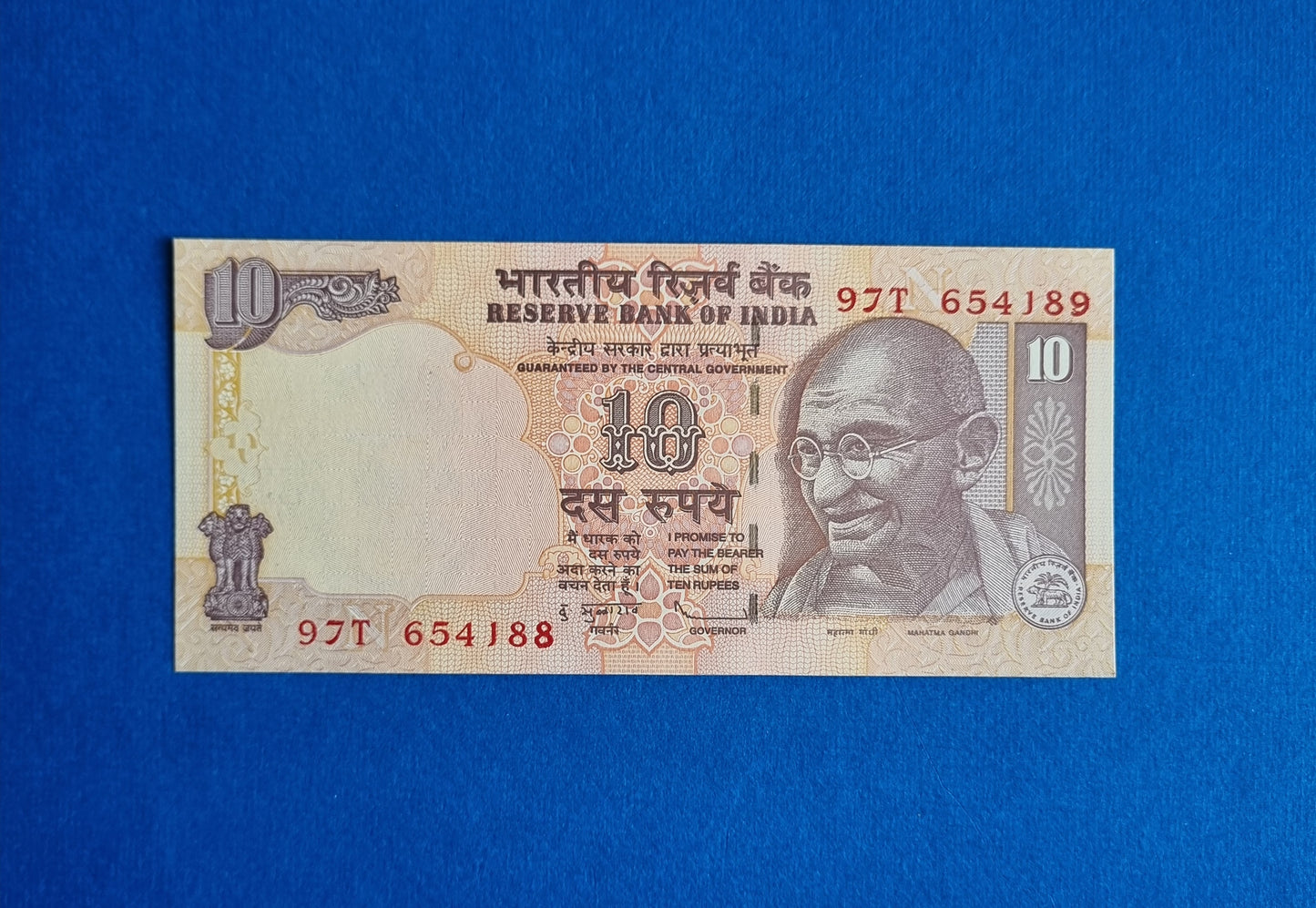 Error mismatch serial number india 10 rupee bill UNC.