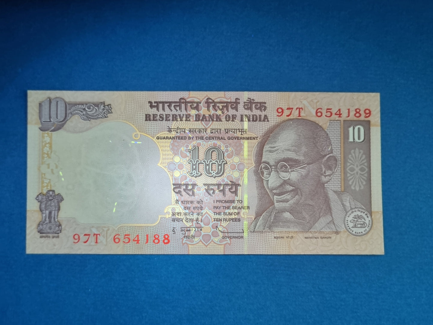 Error mismatch serial number india 10 rupee bill UNC.